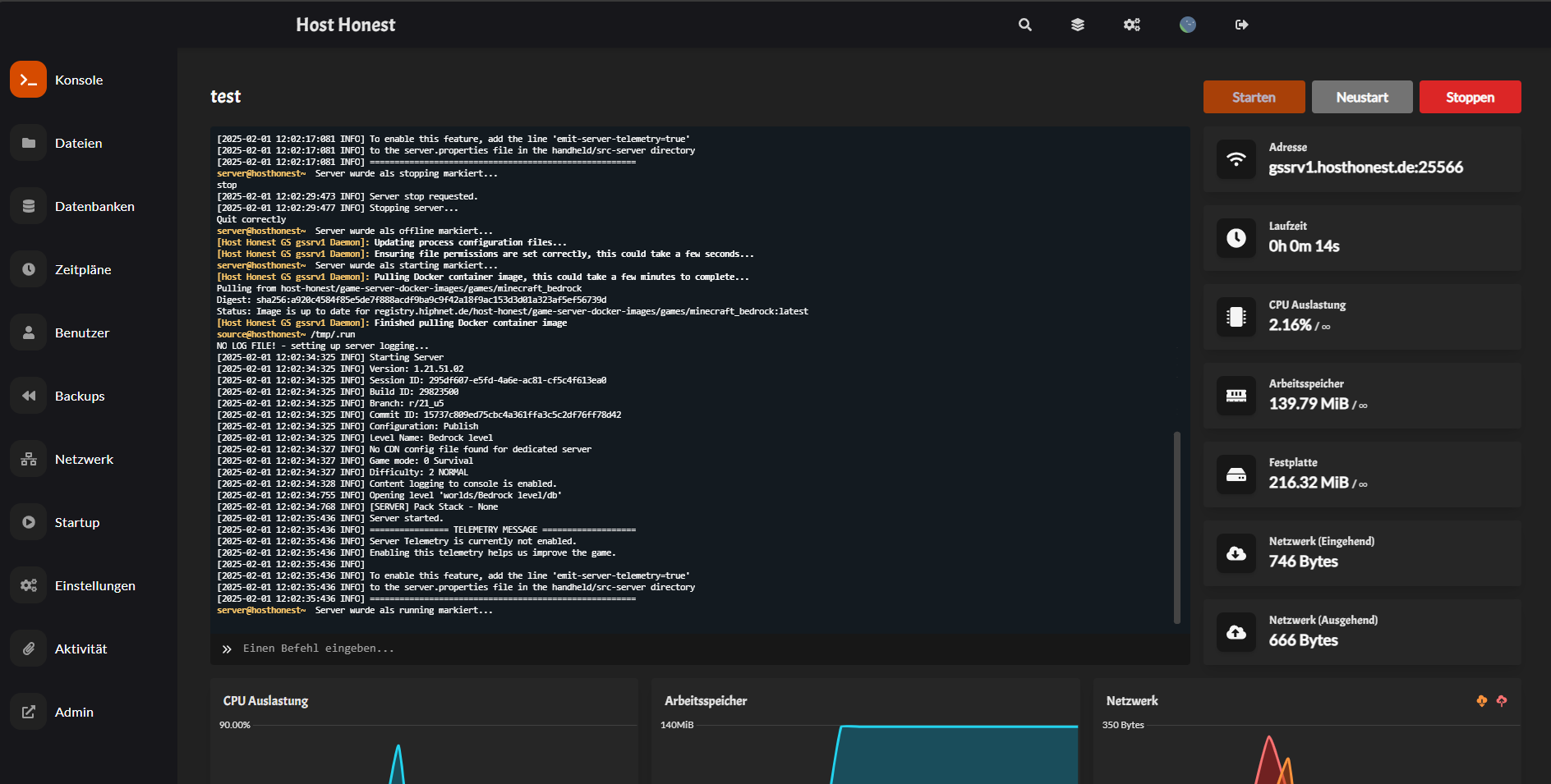 Screenshot des Host Honest Gameserver-Panels mit einer laufenden Konsole für einen Minecraft Bedrock-Server. Auf der linken Seite befindet sich eine Navigationsleiste mit Optionen wie Konsole, Dateien, Datenbanken, Zeitpläne, Benutzer und mehr. In der Mitte zeigt die Konsole den Serverstart-Prozess mit Logs zur Container-Initialisierung und Server-Statusmeldungen. Rechts sind Systeminformationen wie CPU-Auslastung, Arbeitsspeicher, Festplattenspeicher und Netzwerkaktivität sichtbar. Oben befinden sich Steuerungsbuttons zum Starten, Neustarten und Stoppen des Servers.